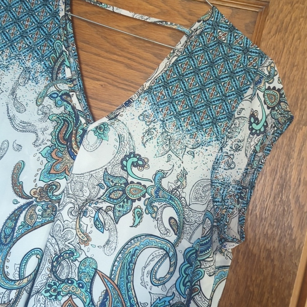 DR2 Deep V Neck Abstract Paisley Print Size Women's M Short Sleeve Blouse - Picture 2 of 7